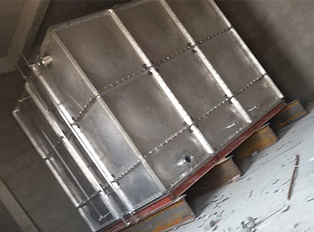 東營市河口區(qū)304不銹鋼水箱安裝現(xiàn)場